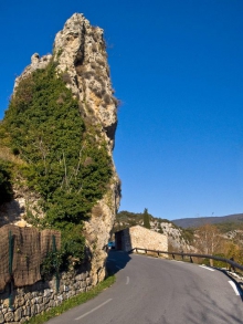 Ampus historique - Ampus - La Roche Aiguille se dresse à l'entrée orientale du village