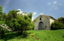 Chapelles de Vérignon - Vérignon - La fragile chapelle Saint Priest posée sur un épais tapis d'herbes bien grasses