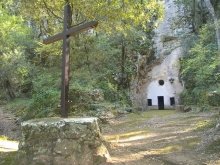 N-D de Bon Secours - Fox-Amphoux - Devant la grotte-chapelle