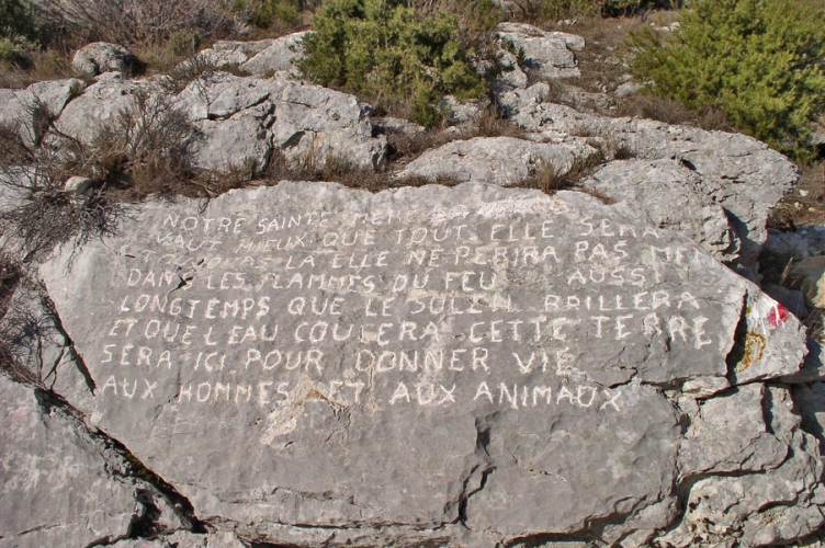 Dalle écrite à la Sainte Baume