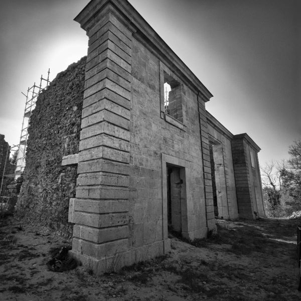 Les anciennes écuries du château de Valbelle