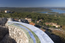 Aiguino lei fus - Aiguines - Aiguines, son château Renaissance et le lac de Sainte Croix