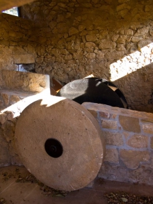 Ampus historique - Ampus - Cette meule à aiguiser était actionnée par la roue que faisait tourner le canal qui alimente le bourg depuis le Moyen-Age