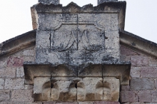 Autour de Salernes - Salernes - Monogramme de la chapelle mariale de Croix Solliès