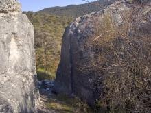 Autour du Bourguet - Le Bourguet - Rocher de la Forteresse. Entrée taillée dans le rocher