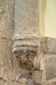 Cabasse historique - Cabasse - Collatéral de l'église : cul de lampe d'un arc doubleau représentant l'ironie