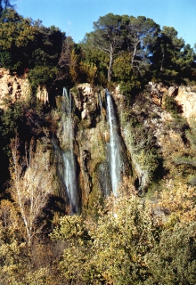 Cascades de Sillans - Sillans-la-cascade - La cascade vue depuis la colline d'en face