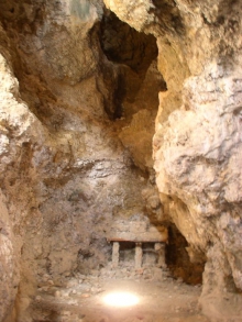 Chapelles d'Aups - Aups - Autel de la grotte-chapelle dédiée à Sainte Magdeleine