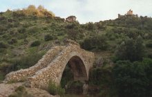 Château de Grimaud - Grimaud - Le Pont des Fées et le château en arrière-plan