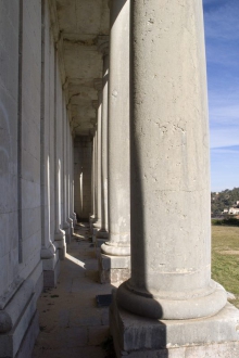 Château de Valbelle - Tourves - Colonnade devant laquelle se jouaient des pièces de théâtre