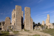 Château de Valbelle - Tourves - Ruines du château médiéval derrière la colonnade