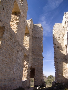 Château de Valbelle - Tourves - On peut remarquer l'épaisseur des murs du château médiéval