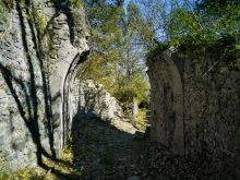 Château de Valbelle - Tourves - L'allée sous le château partant du village et menant au parc d'Auguste