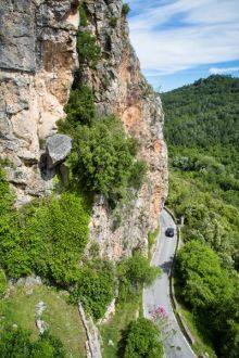 Châteaudouble - Châteaudouble - La route qui monte au village sous la falaise menaçante