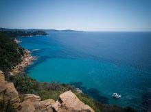 Corniche des Maures - Le Rayol-Canadel - Vue sur le littoral depuis le sentier en balcon