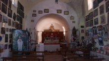 Ermitage Saint Quinis - Camps la Source - Intérieur tapissé d'ex-voto