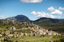 Hauteurs de Trigance - Trigance - Le village de Trigance serré sous son château, avec en fond l'imposante masse du Robion
