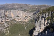Hauteurs de Trigance - Trigance - Depuis le belvédère de Rancoumas, le regard plonge sur l'impétueux torrent du Verdon dominé par les falaises de l'Escalès