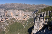 Hauteurs de Trigance - Trigance - Depuis le belvédère de Rancoumas, le regard plonge sur l'impétueux torrent du Verdon dominé par les falaises de l'Escalès