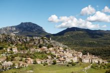 Hauteurs de Trigance - Trigance - Le village de Trigance serré sous son château, avec en fond l'imposante masse du Robion