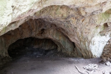 La Loube - La Roquebrussanne - Une grotte en haut du vallon des Orris