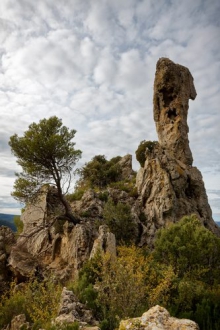 La Loube - La Roquebrussanne - Rocher dominant le vallon des Orris