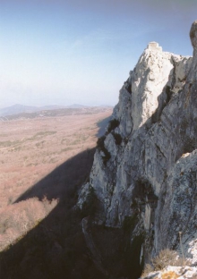 La Sainte Baume - Plan d'Aups - La chapelle du Saint Pilon se dresse au bord du précipice