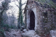 La Sainte Baume - Plan d'Aups - La chapelle des Parisiens avant sa restauration sur le chemin qui monte depuis la grotte jusqu'au col du Saint Pilon