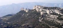 La Sainte Baume - Plan d'Aups - En bordure occidentale du massif, on trouve les Dents de Roquefourcade<br />En arrière plan se dessine Garlaban