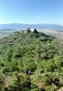 Cliquez pour agrandir la photo Le Castellas - Forcalqueiret - Le Castellas perché sur sa butte