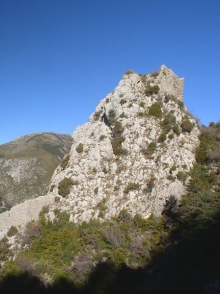 Le Lachens - La Bastide - Rocher de Sainte Magdeleine portant les ruines d'un castrum