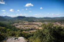 Le vieux Nans - Nans-les-Pins - Plaine de Nans, avec son castrum sur la colline de gauche