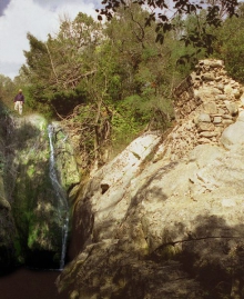 Les glacières - Mazaugues - Cette culée est tout ce qui reste de l'étroit pont du Diable devant la cascade du Latay