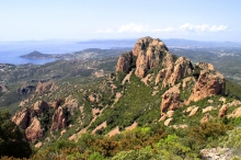 Massif de l'Estérel - Agay - Le Saint Pilon avec en arrière plan le Cap Dramont