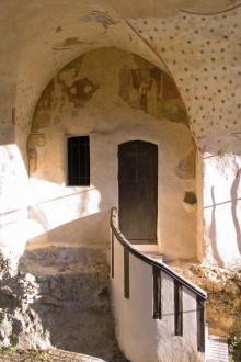 N-D de Ben Va - Lorgues - Entrée de la chapelle sous le porche