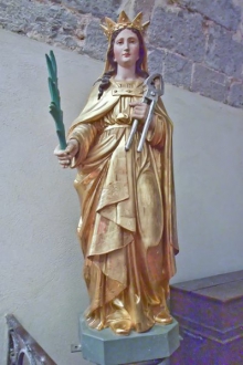 N-D de Bon Secours - Fox-Amphoux - Plusieurs statues ornent l'église du village, dont celle de sainte Apolline d'Alexandrie, tenant la palme du martyr et les tenailles avec lesquelles ses persécuteurs lui ont arraché les dents.