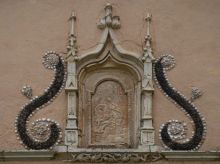 N-D de Pitié - Le Val - Niche de style gothique flamboyant abritant une pieta en bas relief