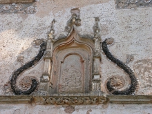 N-D de Pitié - Le Val - Niche de style gothique flamboyant abritant une pieta en bas relief
