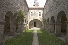 N-D des Anges - Pignans - Le cloître conduisant à la chapelle