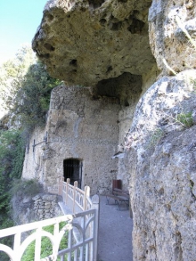 Parc de Villecroze - Villecroze - Une terrasse creusée et aménagée dans la paroi