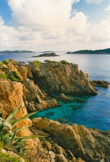Presqu'île de Giens - Hyères - De gauche à droite : l'île de Porquerolles et les îlots des petit et grand Ribaud