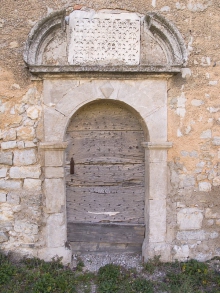 Saint Julien le Montagnier - Saint Julien - Porte de l'église surmontée d'un morceau de cancel du VIè s.