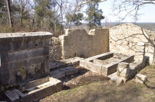 Saint Julien le Montagnier - Saint Julien - Anciens lavoir et fontaine en contrebas du village médiéval