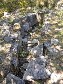 St Pierre en Demuèyes - Châteauvieux - Tombe de Saint Pierre derrière la chapelle