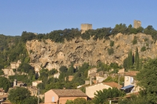 Tours de Cotignac - Cotignac - Le village sous la falaise de tuf coiffée des deux tours