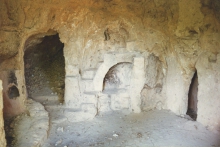 Tours de Cotignac - Cotignac - Grotte aménagée au pied de la falaise de tuf