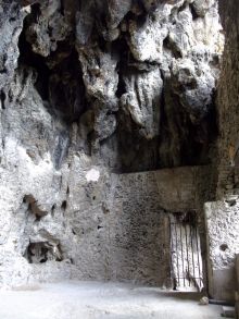 Tours de Cotignac - Cotignac - Grotte aménagée dans la partie haute de la falaise de tuf