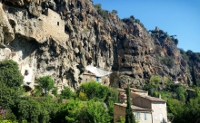 Tours de Cotignac - Cotignac - Le pied de la falaise est investi par des habitations semi troglodythiques